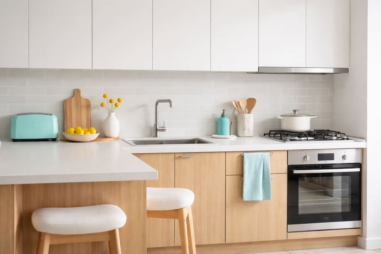 Desain dapur minimalis modern dengan tinggi countertop dapur 86–91 cm yang ergonomis untuk aktivitas memasak harian dan tata letak fungsional.